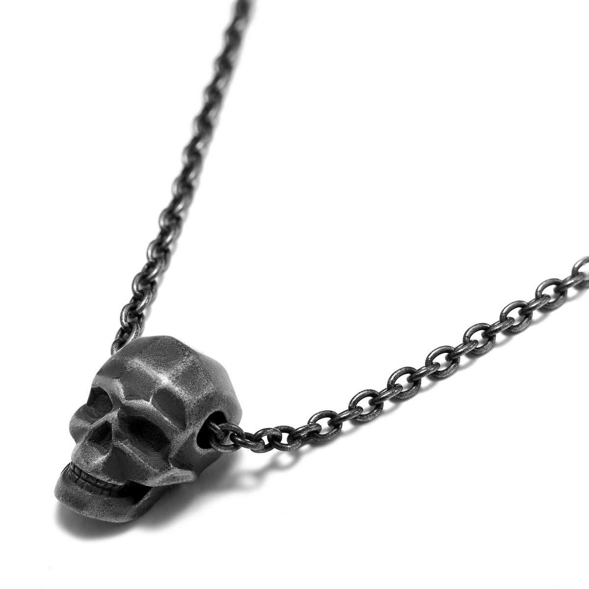 Collier pendentif crâne en acier gris foncé