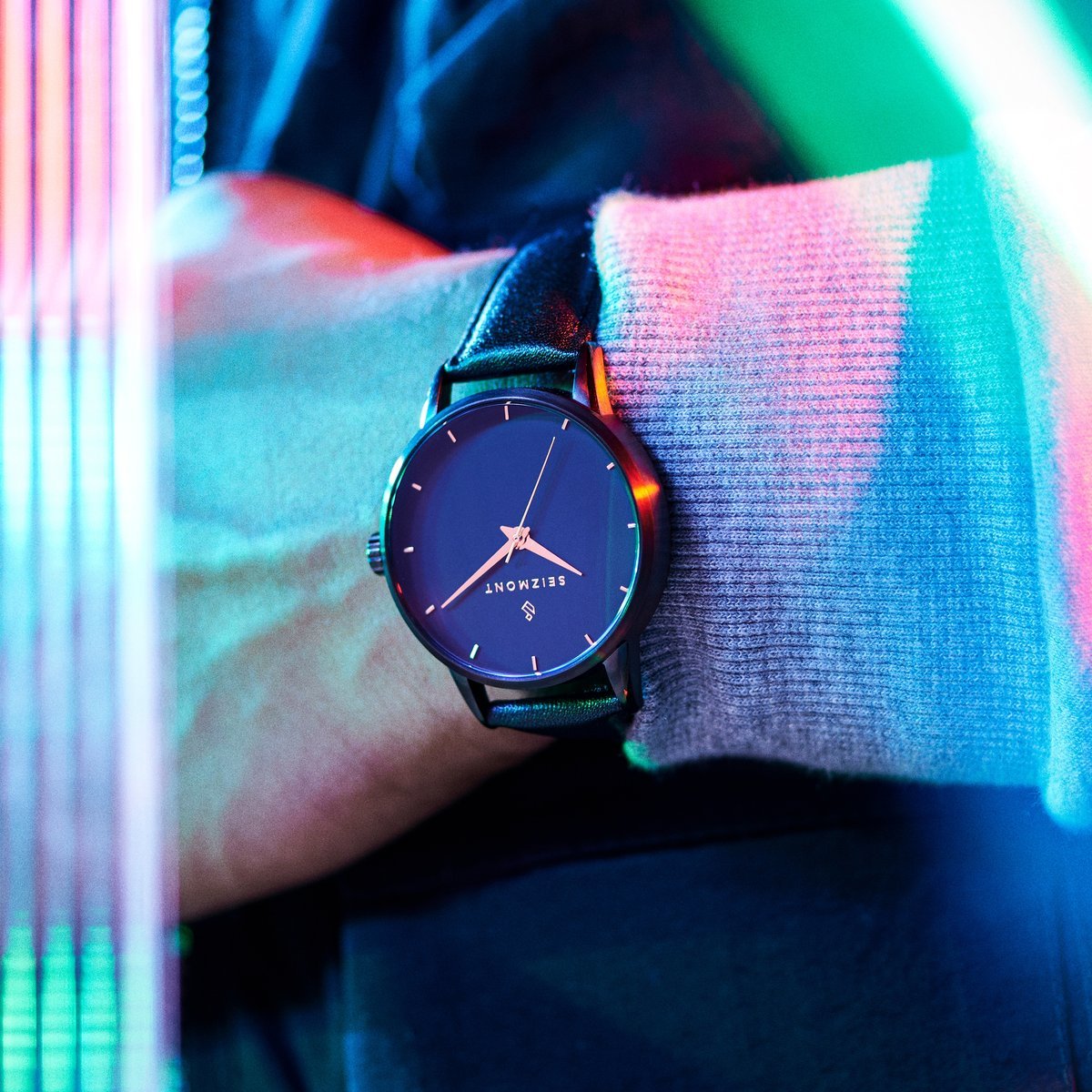 Montre noire minimaliste cadran noir
