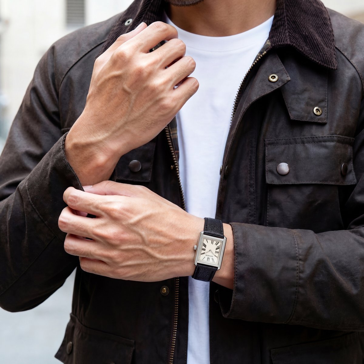 Montre rétro carrée cadran crème et cuir noir